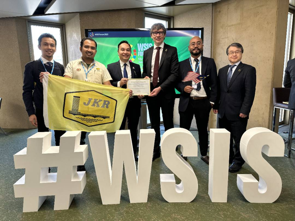 i-Supervision team receiving the WSIS e-Science Champion 2023 award in Geneva